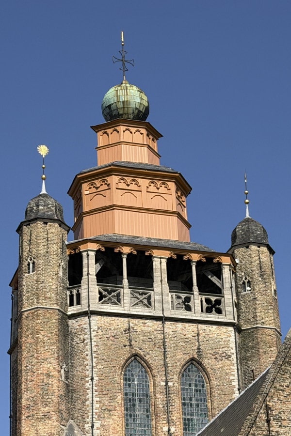 Tour singulière de la chapelle de Jérusalem à Bruges