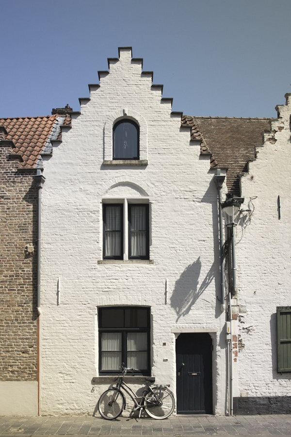 Petite maison blanche d’un ensemble de maisons-Dieu à Bruges