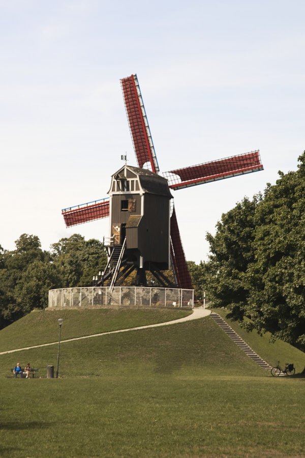 Moulin à vent Sint-Janshuis sur les anciens remparts de Bruges