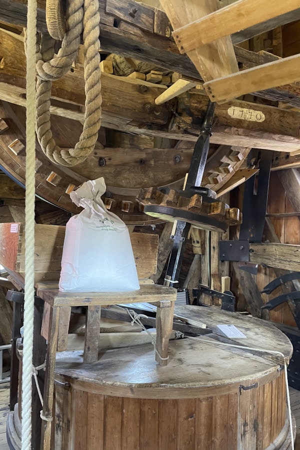 Meules et mécanisme en bois du moulin Sint-Janshuis