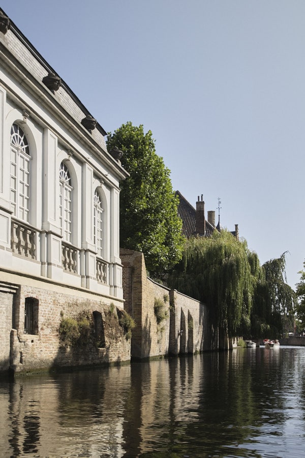 Façades se reflétant dans l'eau d'un canal de Bruges