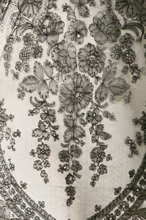 Détail d’une fine dentelle flamande à motifs floraux