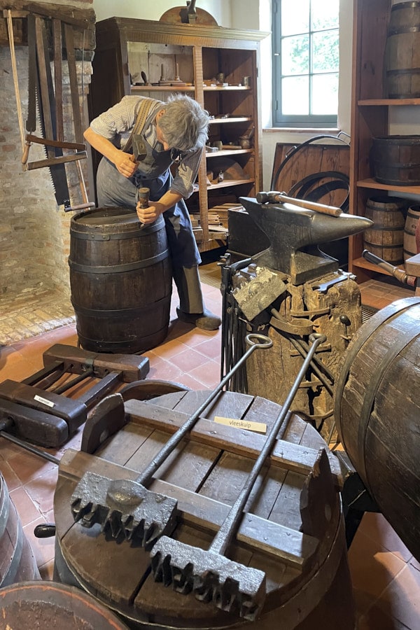 Artisan tonnelier dans son atelier