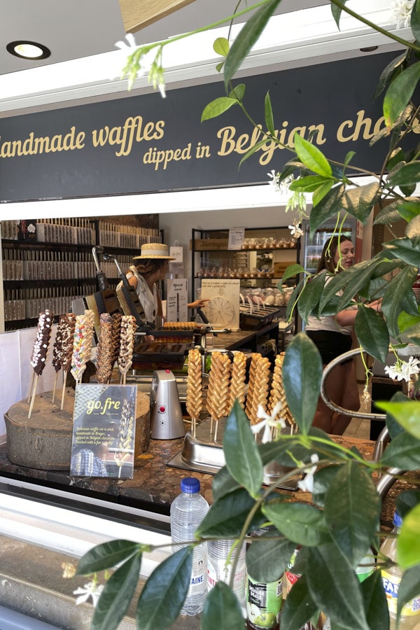 Boutique de gaufres artisanales dans le centre de Bruges