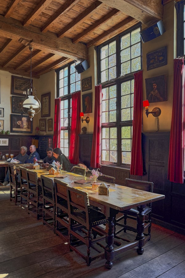 Salle historique et chaleureuse du Café Vlissinghe à Bruges