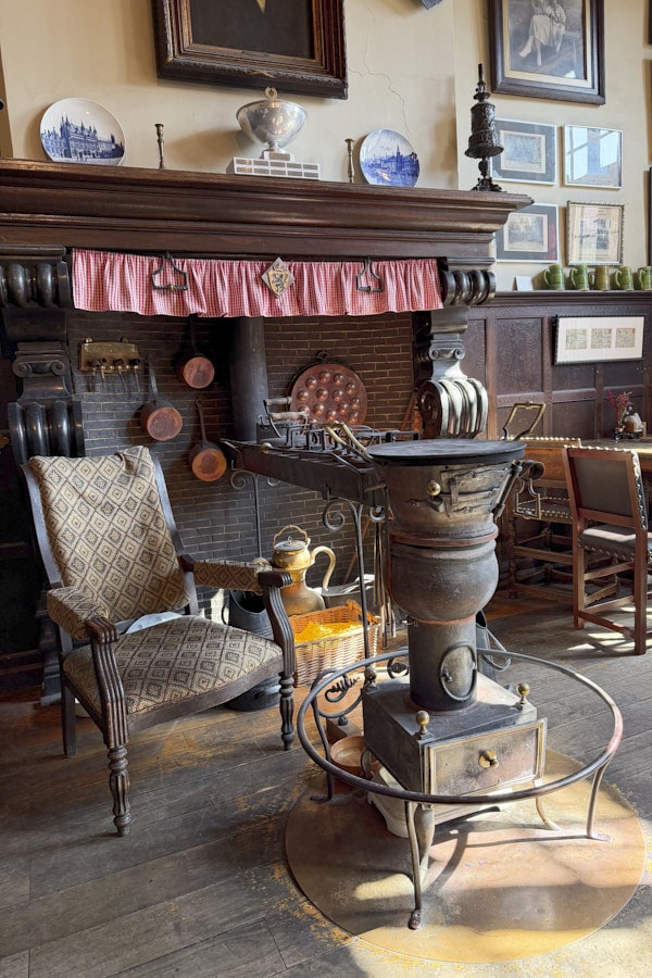 Poêle ancien et mobilier patiné du Café Vlissinghe