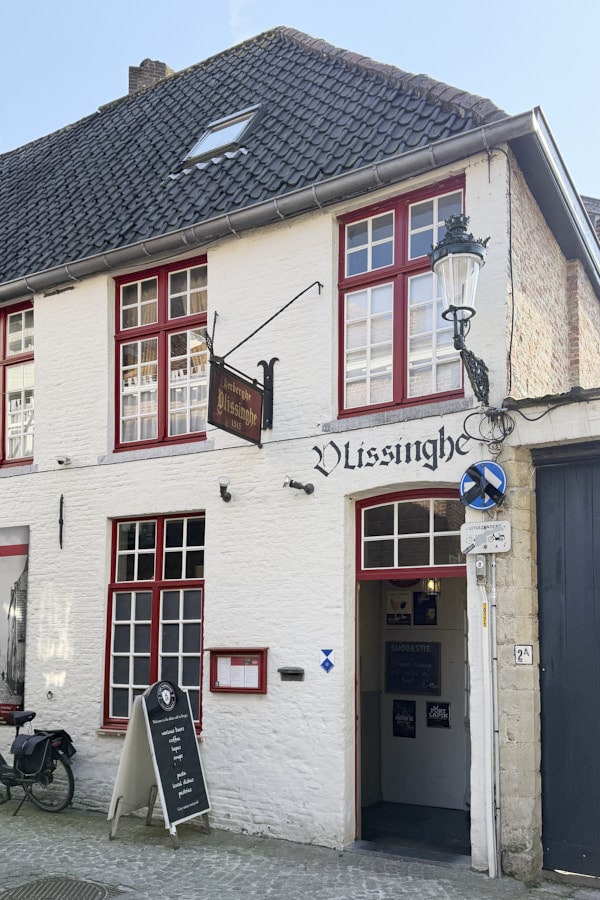 Façade blanche du Café Vlissinghe fondé en 1515 à Bruges