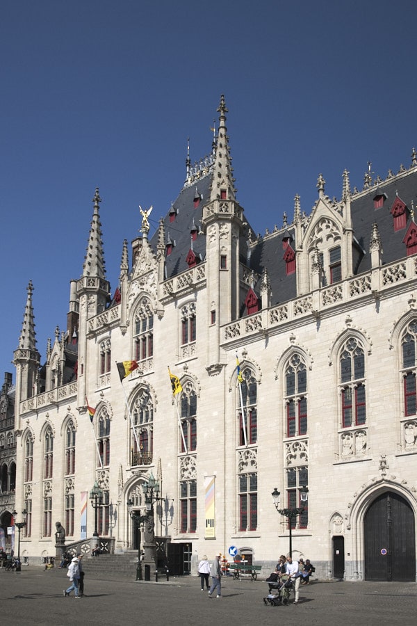 Façade gothique de l’hôtel de ville de Bruges sur la place du Burg