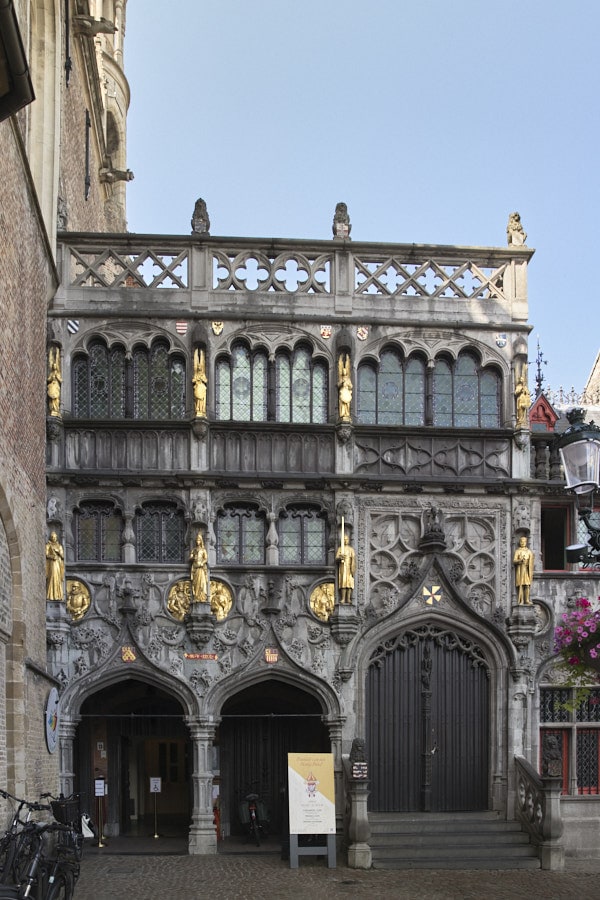 Façade sculptée et dorée de la basilique du Saint-Sang à Bruges