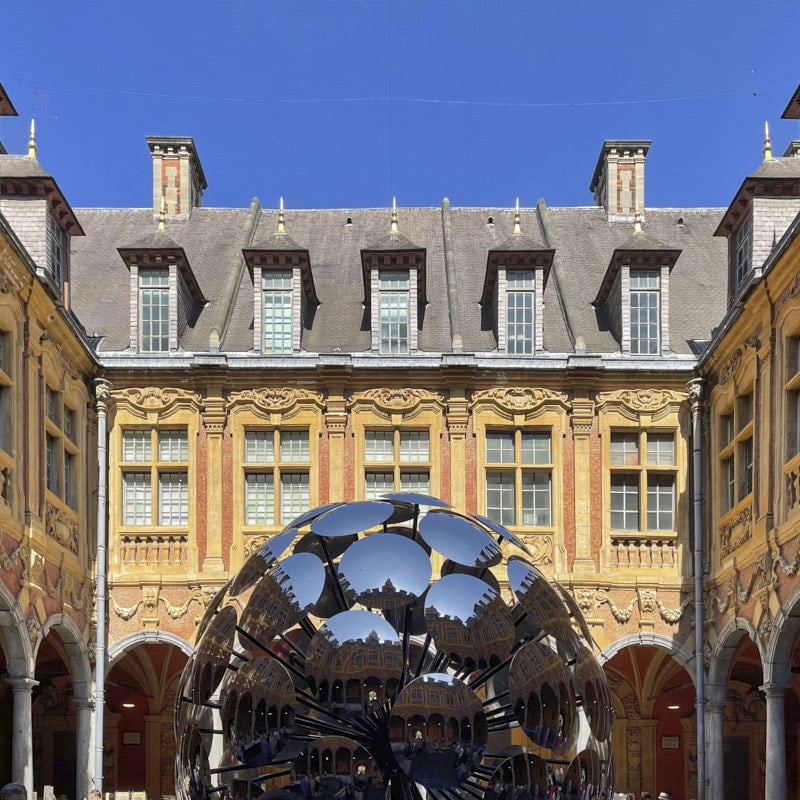 Cour de la Vieille Bourse lors d’une visite de Lille