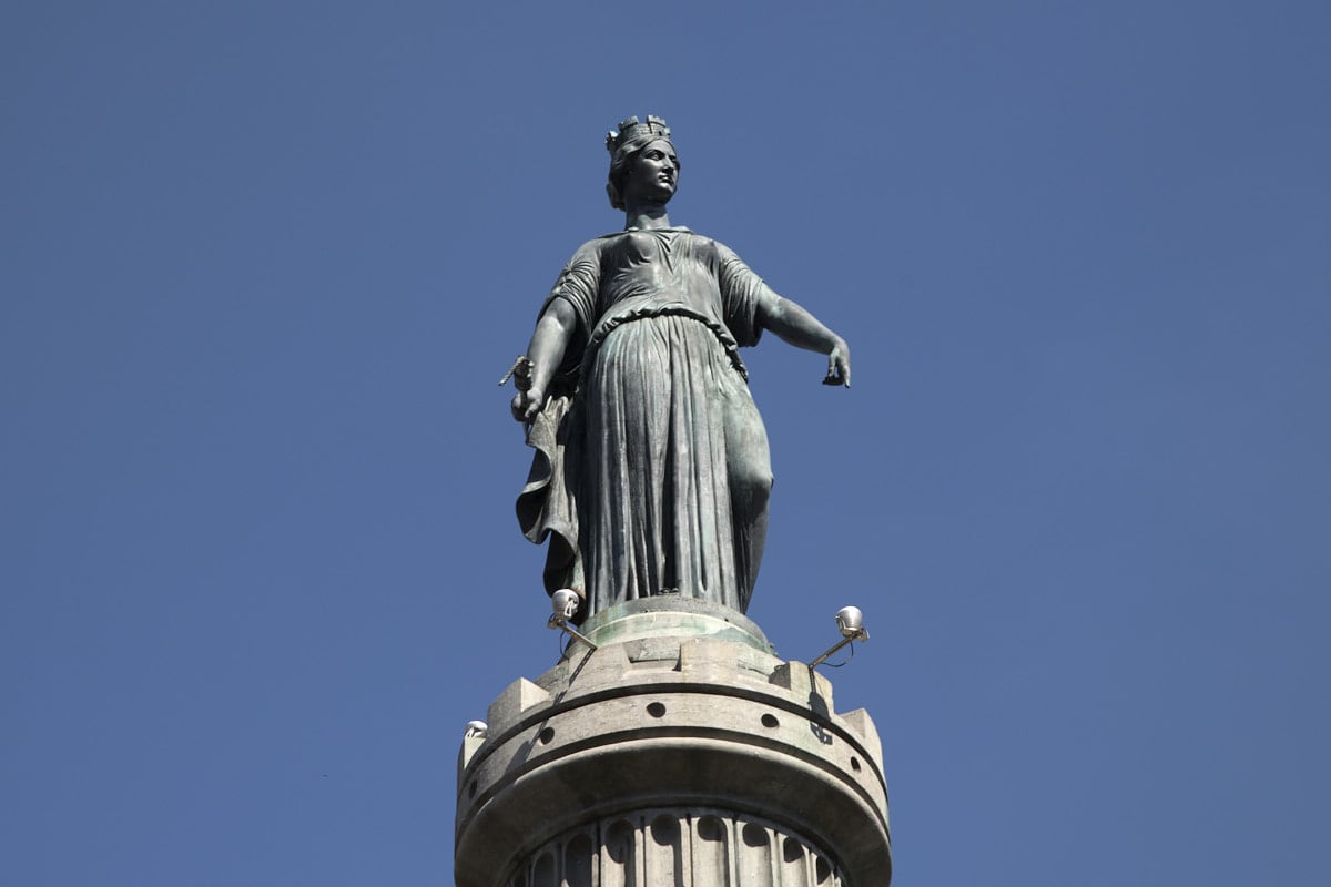 Vue de la colonne de la Déesse sur la Grand-Place de Lille