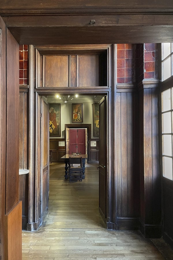 Hospice Comtesse, vue d'un couloir fait de panneaux de bois