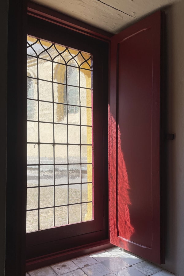 Hospice Comtesse, vue sur une fenêtre