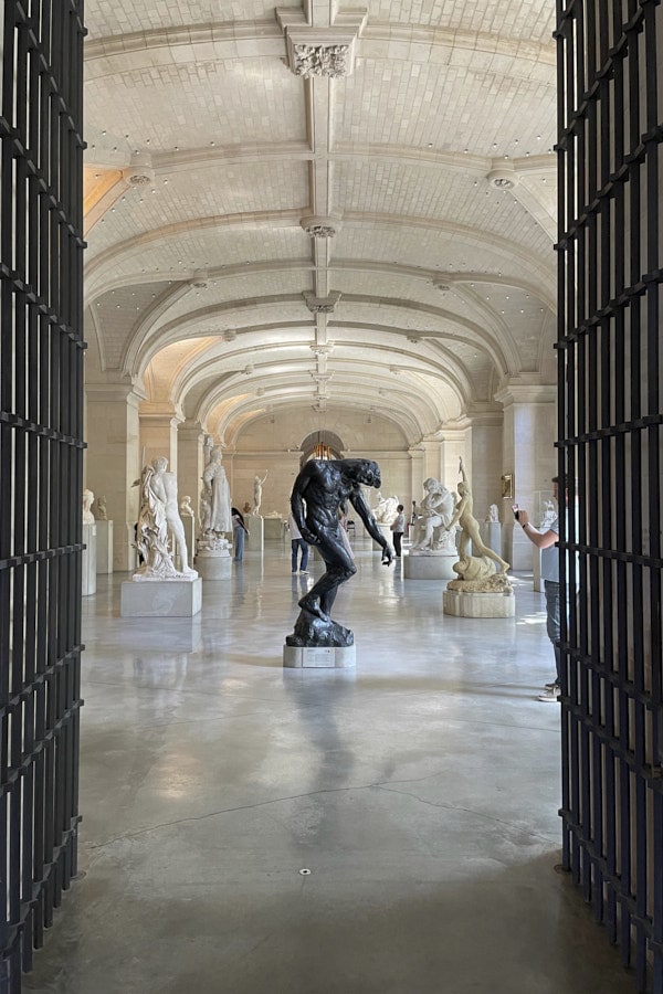Porte ouverte sur la salle des statues
