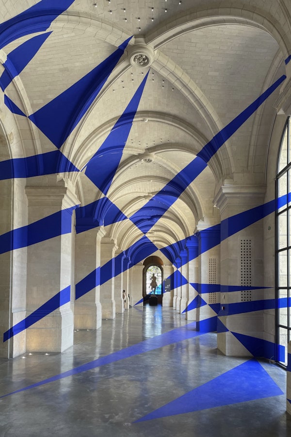 Interventions d'art contemporain sur les murs du musée