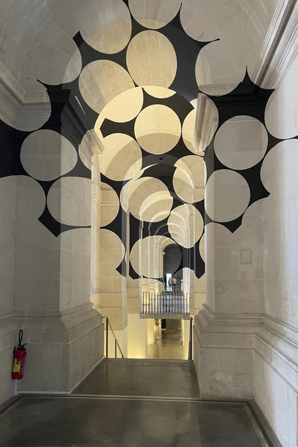 Interventions d'art contemporain sur les murs du musée