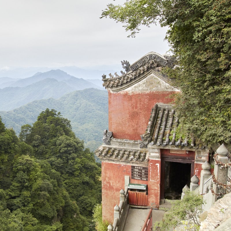 Palais taoïste rouge perché dans les montagnes du Wudang en Chine