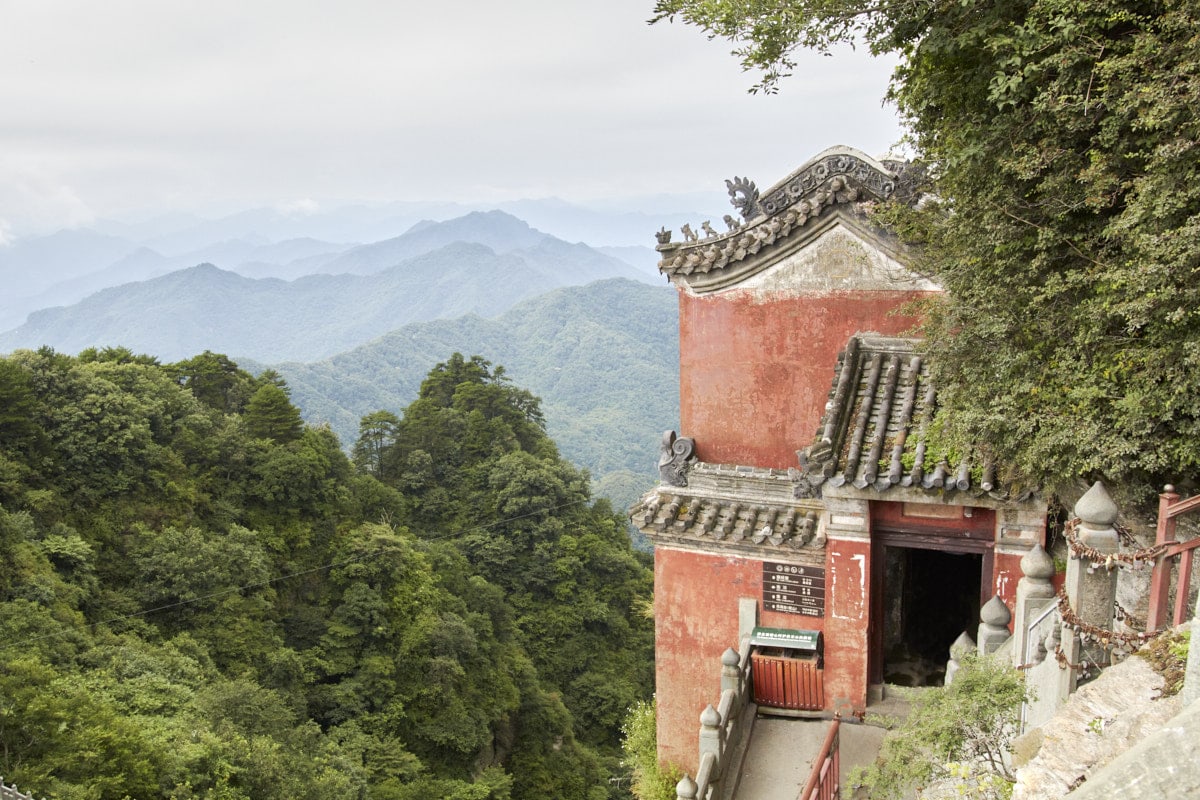 Palais taoïste rouge perché dans les montagnes du Wudang en Chine