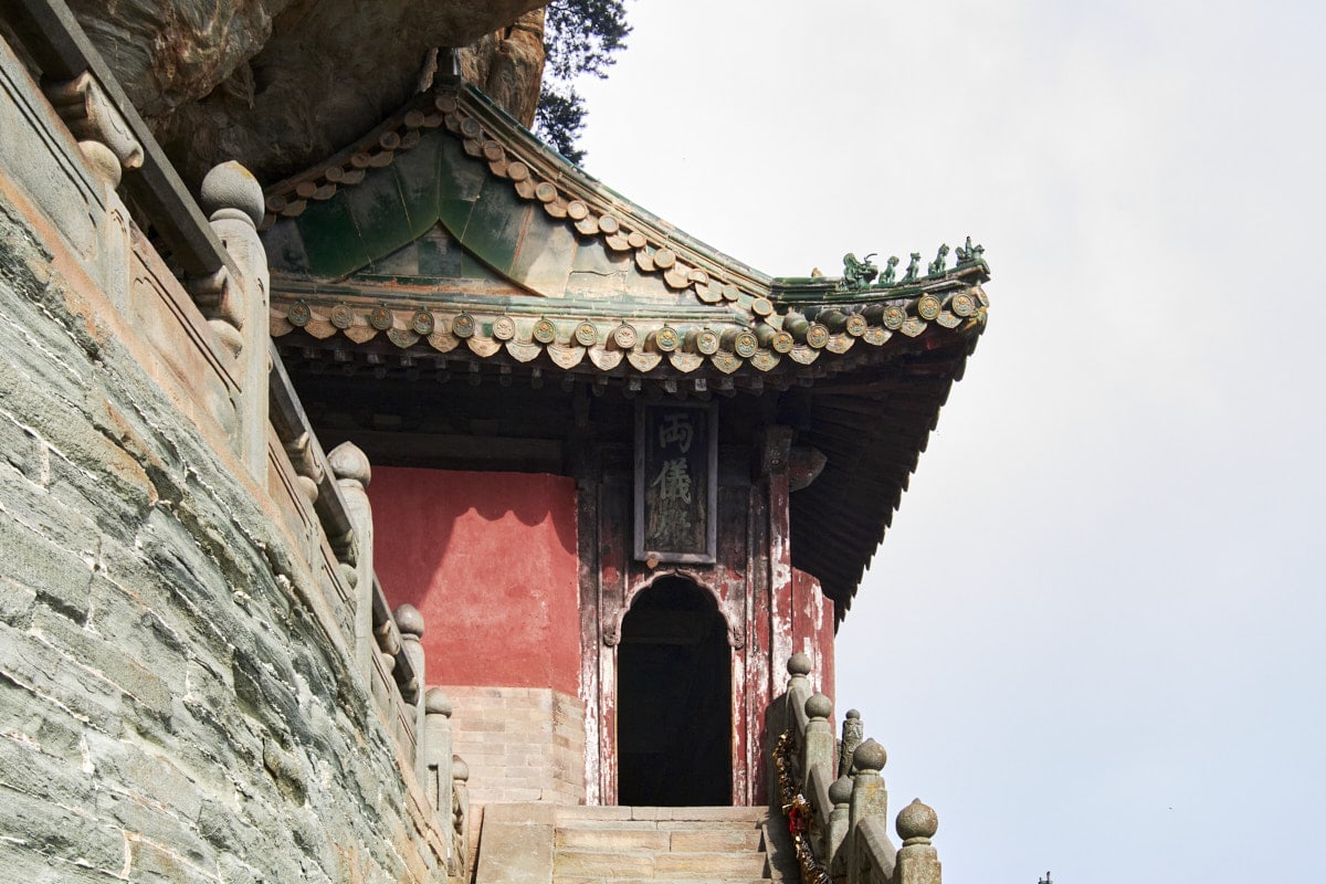 Temple taoïste accroché à la montagne dans la brume du Wudang
