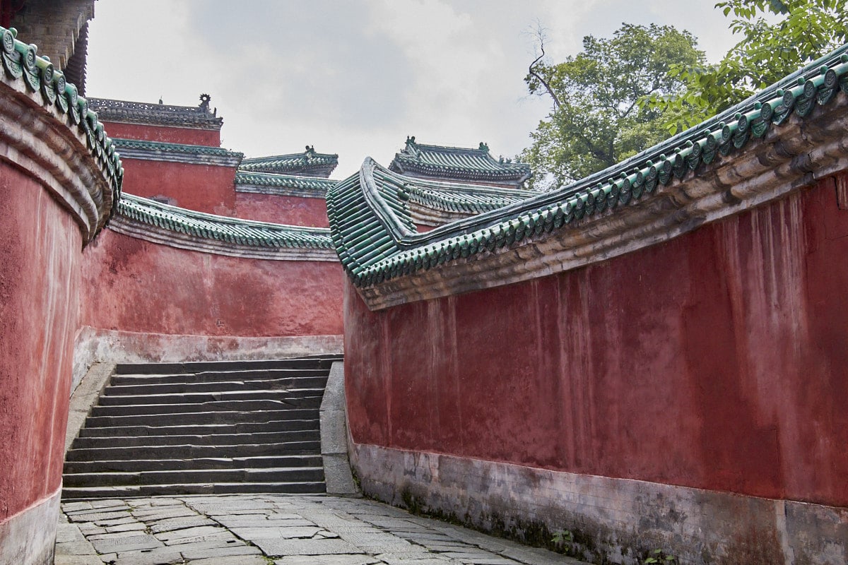 Mur rouge sinueux du palais Taizipo dans les montagnes du Wudang