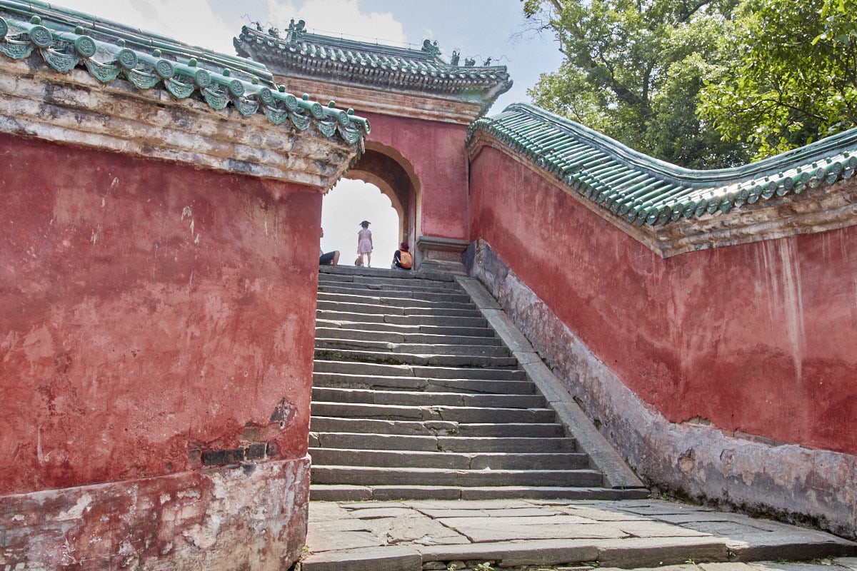 Mur rouge sinueux et arcade du palais Taizipo dans les montagnes du Wudang