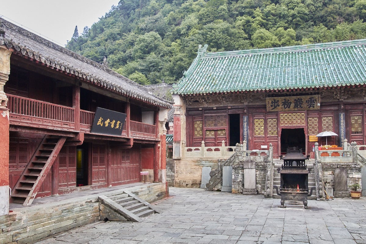 Toits verts et murs rouges du temple Fuzhen à Taizipo