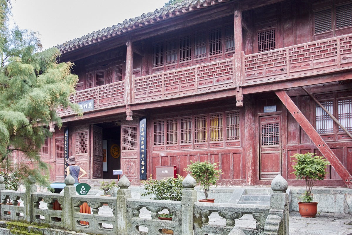 Bâtiment de bois peint en rouge à Taizipo.