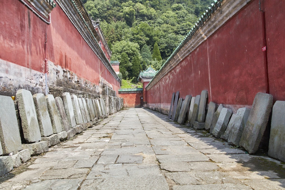 Stèles le long des murs rouges à Taizipo