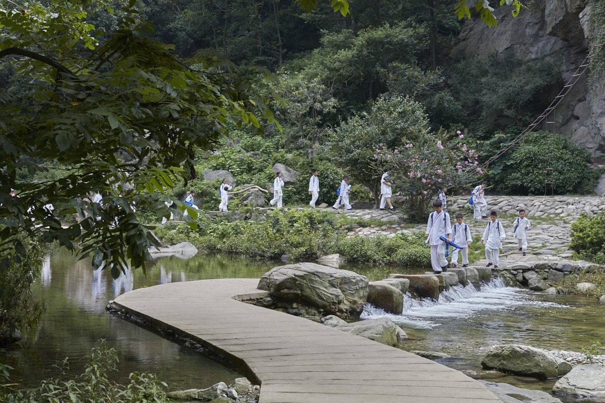 De jeunes pratiquants d'arts martiaux habillés de blanc dans la Vallée de l'aisance.
