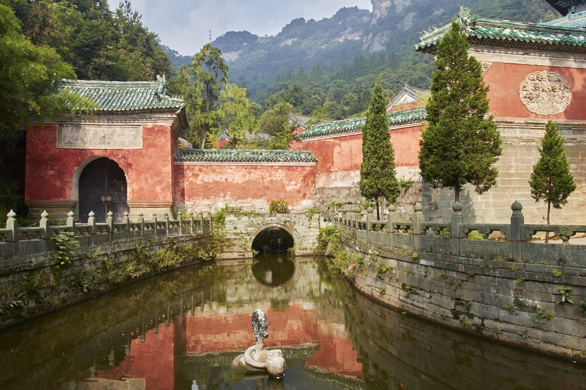 Bassin et enceinte rouge du palais Zixiao dans les montagnes du Wudang]