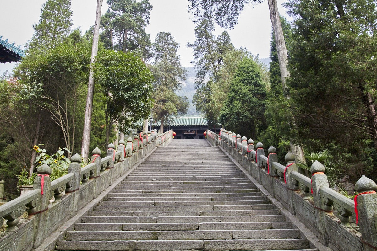 Immense escalier au sein du palais Zixiao au Wudang