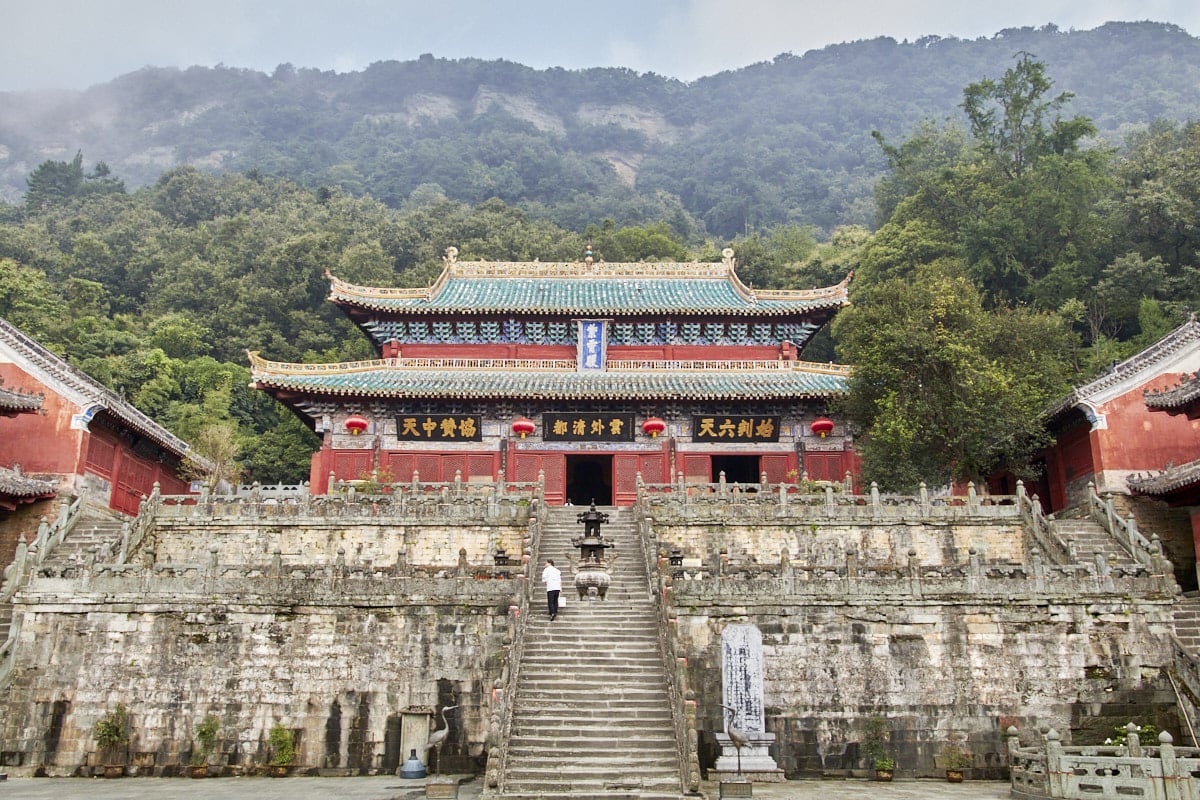 Grand escalier et salle principale du palais Zixiao au Wudang