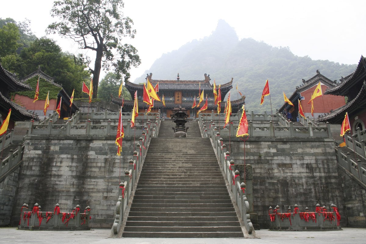 Grand escalier central du Qiongtai Zhongguan 琼台中观, le temple taoïste central de la Terrasse de Jade