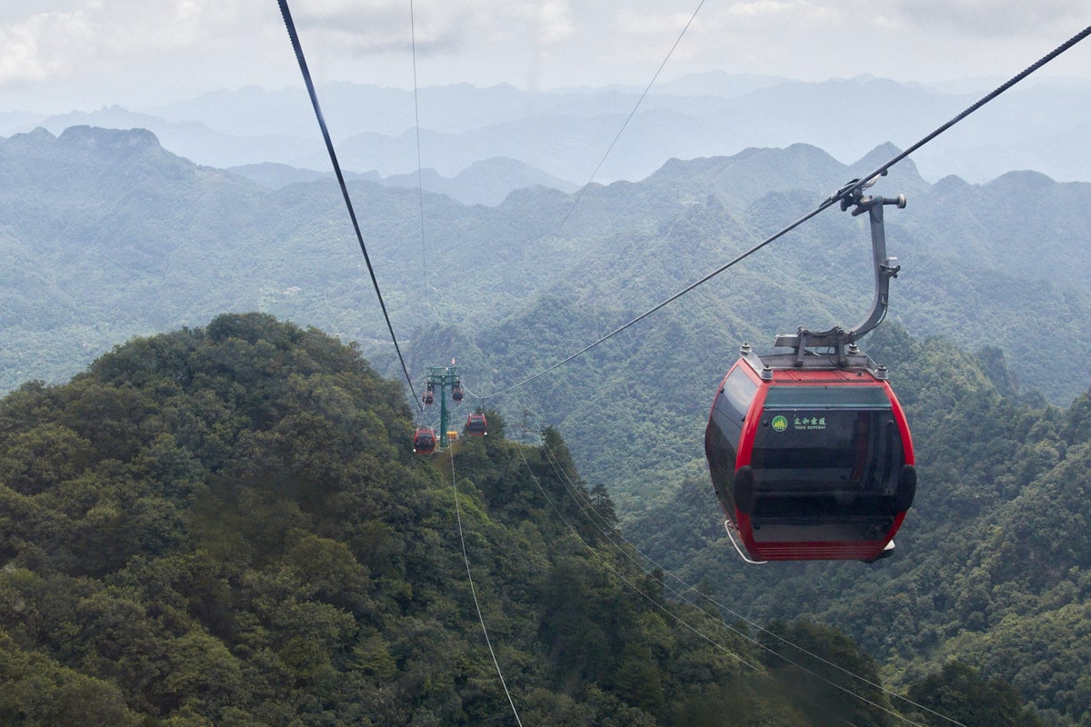 Téléphérique rouge au-dessus des montagnes du Wudang en Chine
