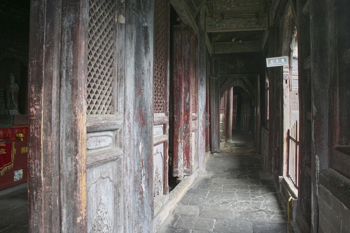Galerie ancienne du palais Nanyan dans les montagnes du Wudang