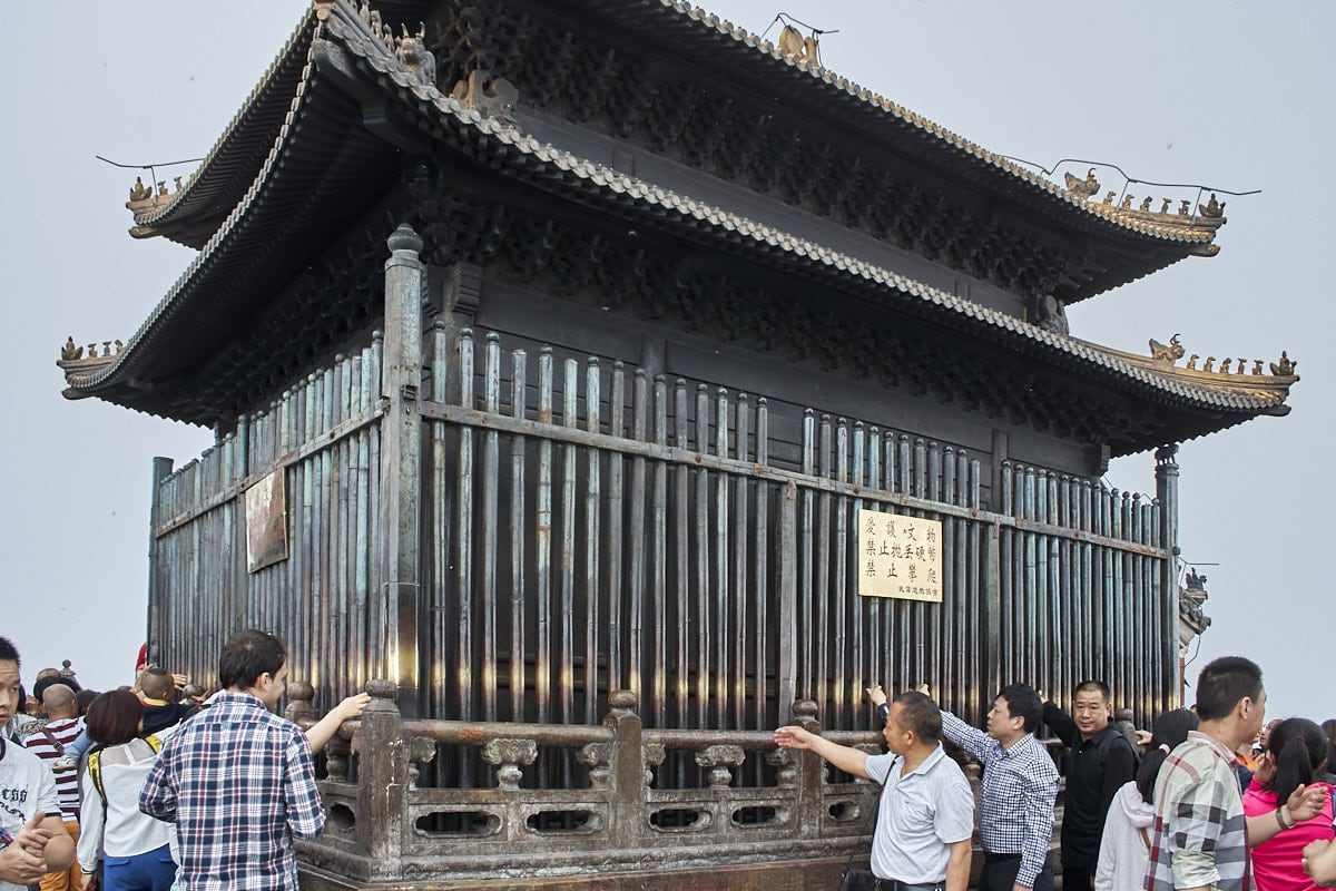 Sanctuaire d’or en bronze au sommet des montagnes du Wudang]