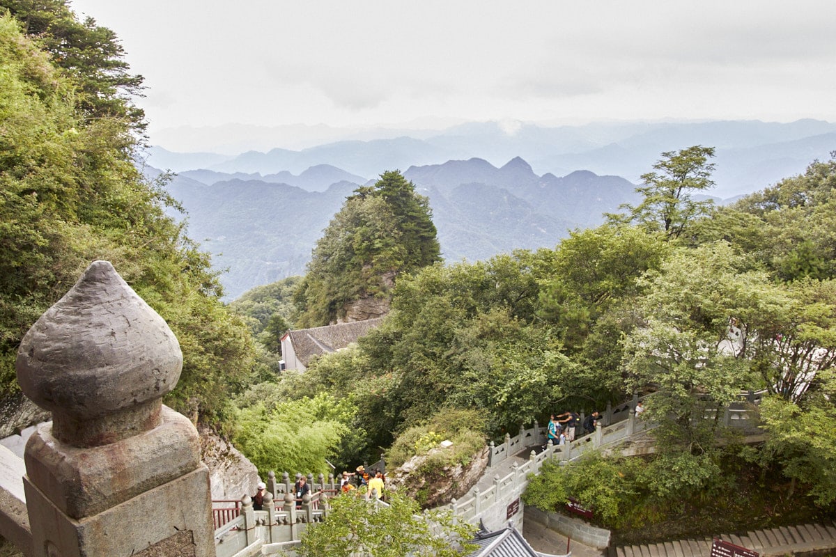 Escalier de montagne dominant les sommets brumeux du Wudang]