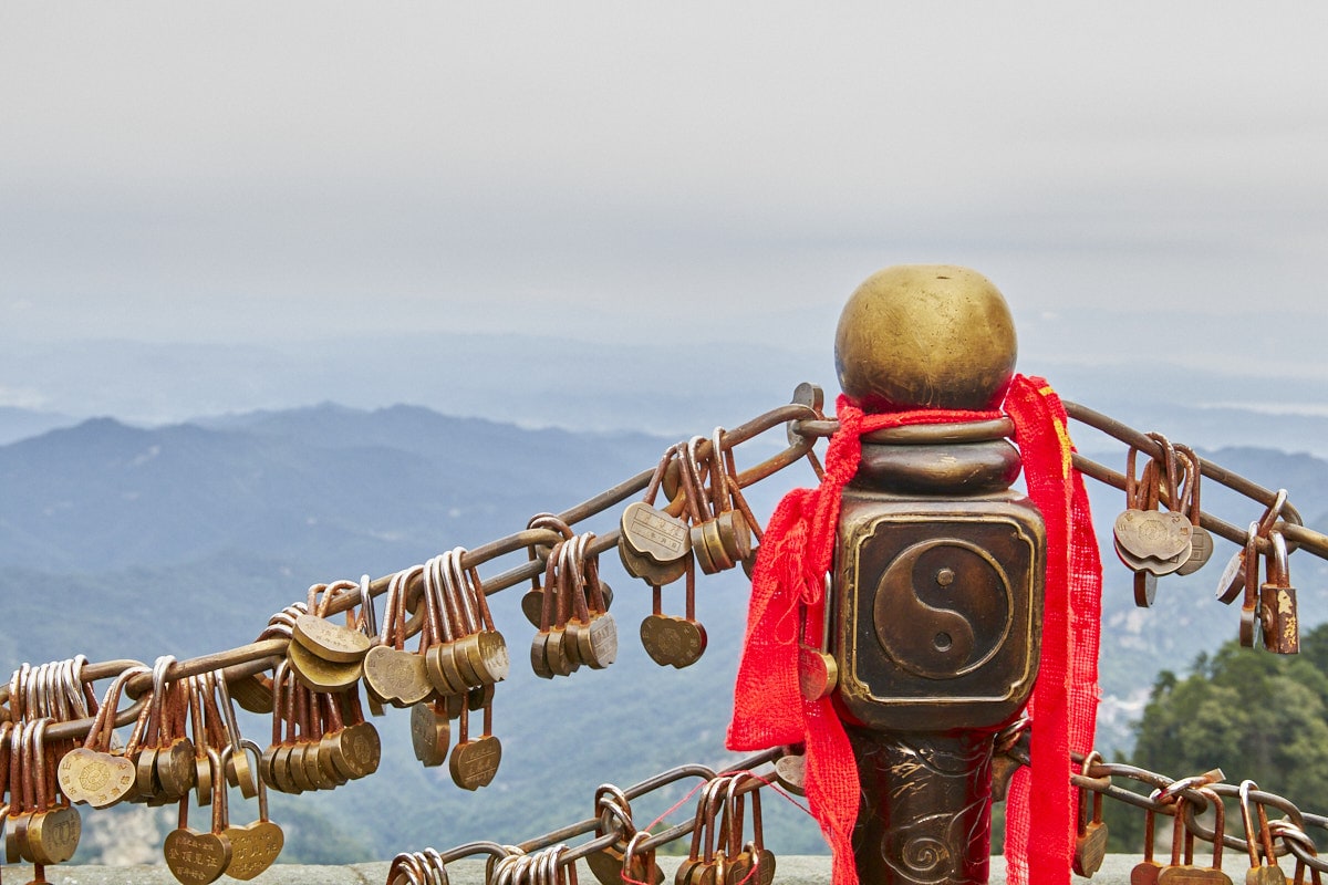 Cadenas votifs attachés à une balustrade au Sommet d’or du Wudang