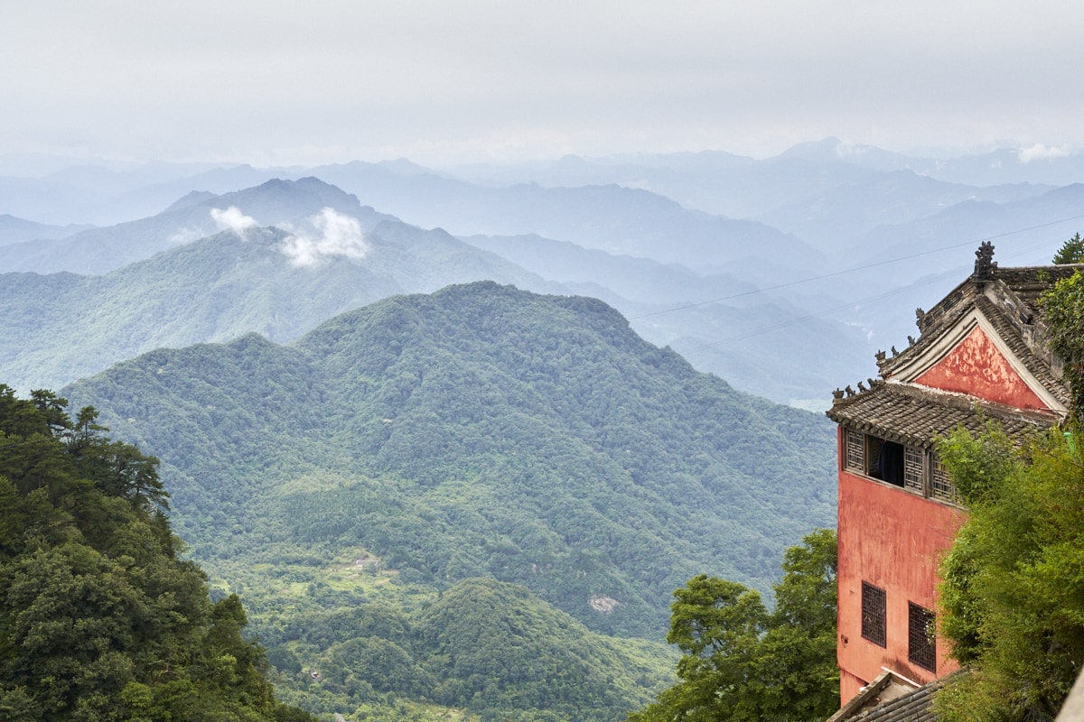 Vue depuis le sommet d'Or sur les montagnes du Wudang
