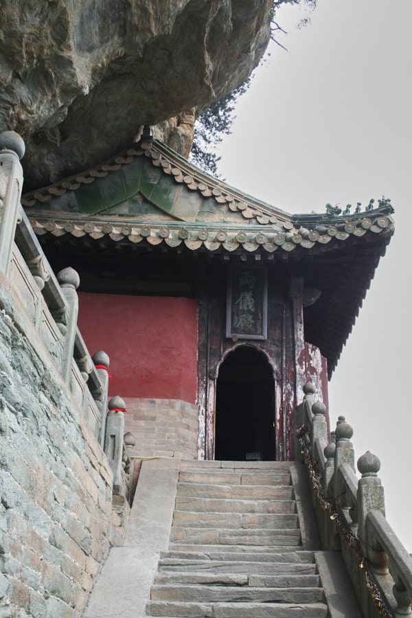 Palais Nanyan accroché à une falaise dans les montagnes du Wudang