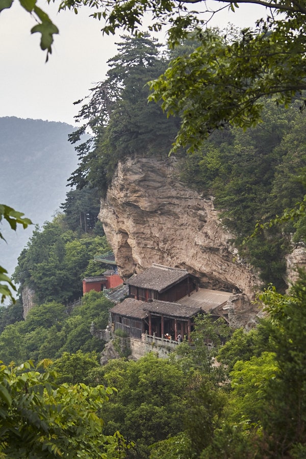 Palais Nanyan accroché à une falaise dans les montagnes du Wudang