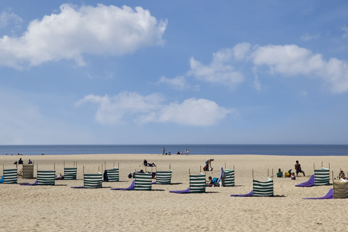 Plage de sable et mer du Nord sous le ciel d’Ostende