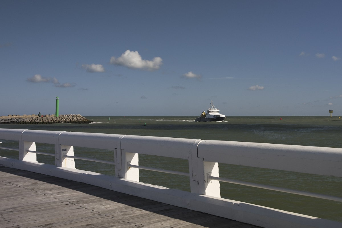 Bateau naviguant dans le chenal d’Ostende