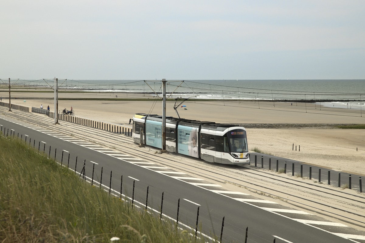 Tram du littoral circulant près d’Ostende en Belgique