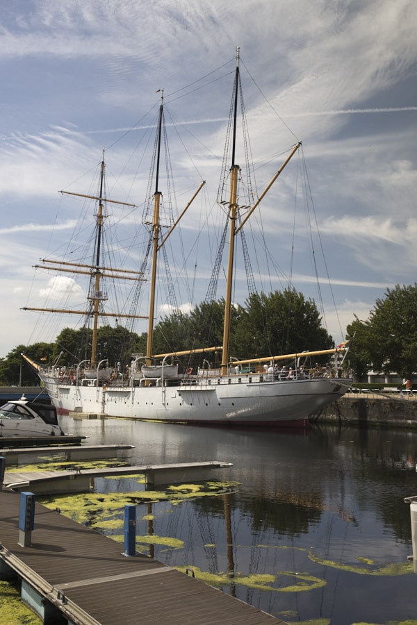 Trois-mâts Mercator amarré dans le port de plaisance d’Ostende