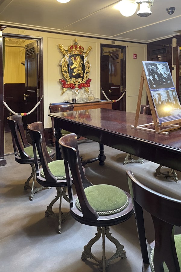 Salle de réunion à bord du Mercator