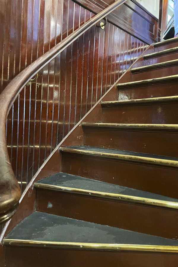 Escalier en bois à bord du Mercator