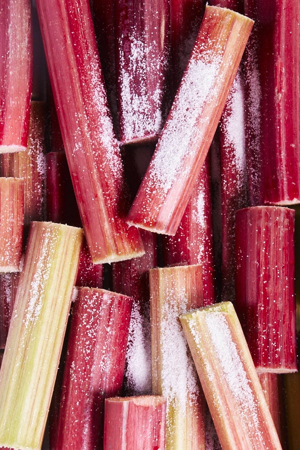 Des tronçons de rhubarbe en gros plan.