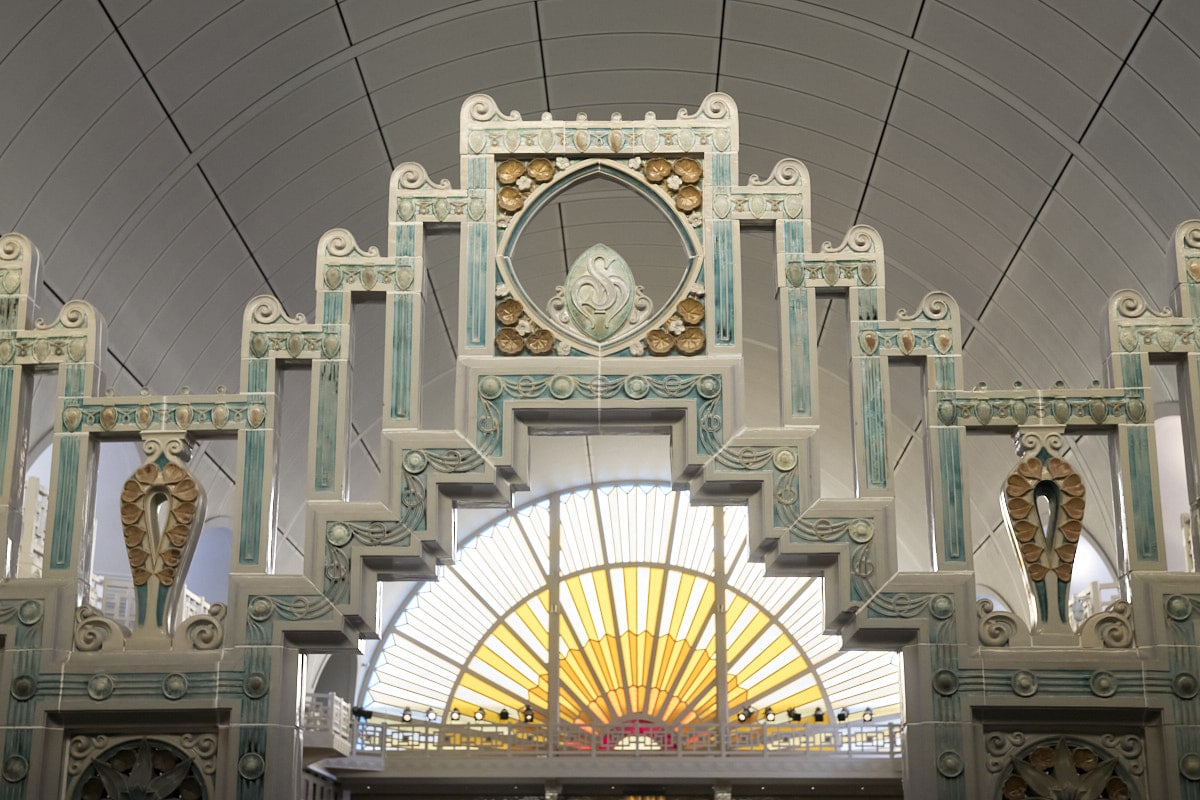 Vue des vitraux en forme de soleil et d'éléments décoratifs Art déco à l'intérieur.
