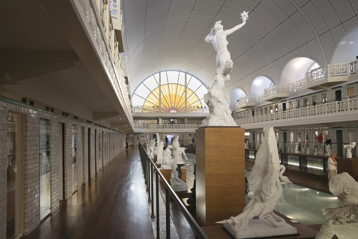 Vue intérieure de la Piscine avec ses statues tout le long.